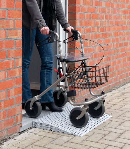 Drempelhulp om eenvoudig over drempels met rollator, rolstoel, scootmobiel etc.