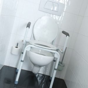 2-in-1-stoel Stacy wordt gebruikt als toiletstoel en toiletsteun. boven het toilet