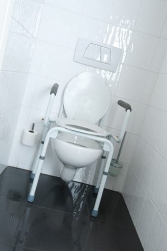 2-in-1-stoel Stacy wordt gebruikt als toiletstoel en toiletsteun. boven het toilet