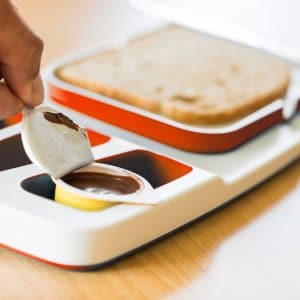 multifunctioneel bord zodat u eenvoudig met 1 hand kunt eten. Voorzien van opberkvakjes zodat producten eenvoudig kunnen openen en niet kunnen wegglijden