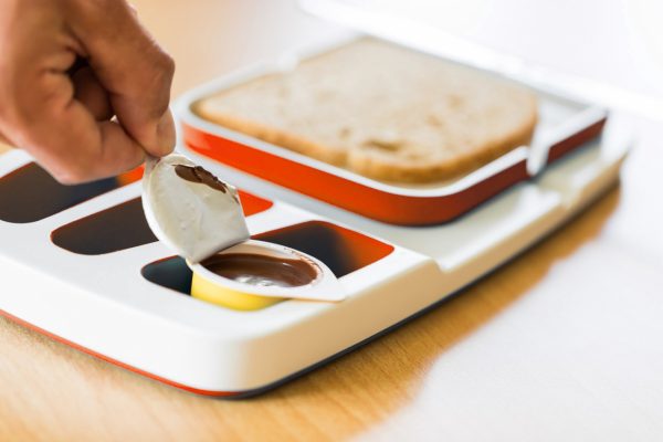 multifunctioneel bord zodat u eenvoudig met 1 hand kunt eten. Voorzien van opberkvakjes zodat producten eenvoudig kunnen openen en niet kunnen wegglijden