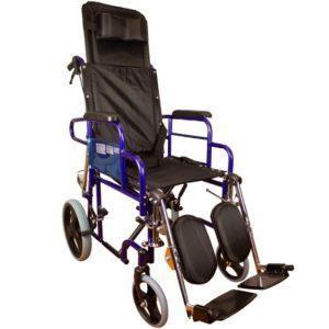 La silla de ruedas plegable con respaldo ajustable es práctica para el transporte de pacientes.