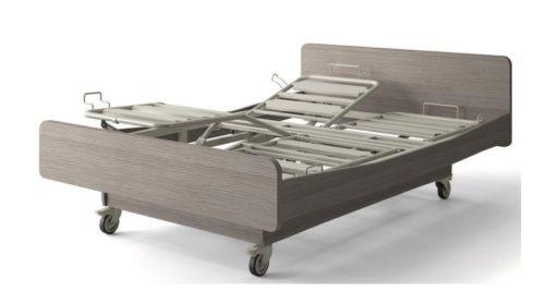 Esta cama se puede personalizar con patas fijas o con ruedas, según las necesidades del usuario y bajo pedido.