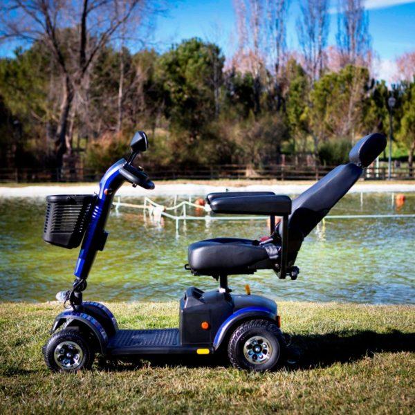 El asiento de este scooter es reclinable y ajustable para un mayor confort del usuario.