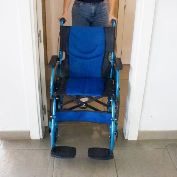silla de ruedas plegable aluminio frenos en manetas ancho asiento 46cm azul piramide mobiclinic casaortopedia.8jpg