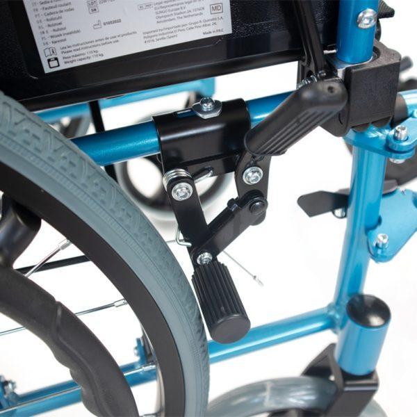 Esta silla de ruedas dispone de un práctico sistema de frenos.
