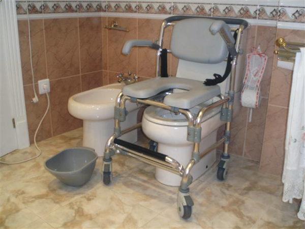 Esta silla de ruedas se puede adaptar al inodoro de su cuarto de baño extrayendo al cubeta de recogida muy fácil.