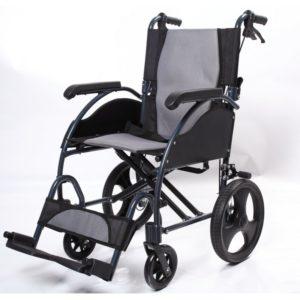 Esta silla de ruedas con frenos en las empuñaduras es muy práctica. El tamaño de sus ruedas permite que pueda utilizarse tanto en el interior como en el exterior. Peso máximo usuario: 100 kg.