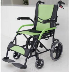 Esta silla de ruedas de transporte plegable con frenos en las empuñaduras es muy práctica. Peso máximo usuario: 100 kg