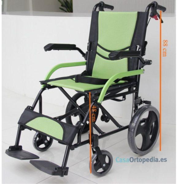 Es una silla de ruedas de transporte muy cómoda, tanto para el usuario, como para el cuidador. Altura del asiento: 48 cm. Altura puños 88 cm.