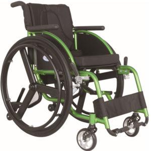 Esta silla de ruedas deportiva de aluminio autopropulsable y plegable es muy completa. Peso máximo usuario: 100 kg; Peso neto: 13 Kg.