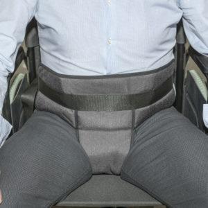 Este cinturón de silla pélvico mejora la estabilidad y la seguridad de los usuarios de las sillas de ruedas, para que no se ladeen, resbalen o sufran lesiones por malas posturas.