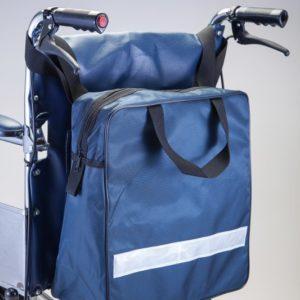 Esta bolsa impermeable para silla de ruedas se coloca en las empuñaduras. Es un accesorio que permite llevar objetos de uso cotidiano cómodamente. Medidas: 35 x 31 x 15 cm Medidas entre asa y asa: 31 a 48 cm