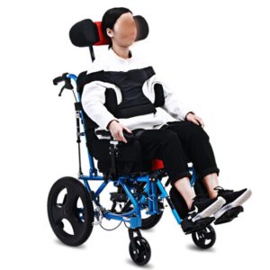 Esta silla de ruedas infantil reclinable es muy completa. Es muy ligera, con eleva piernas desmontables, brazos rectos ajustables y desmontables, cabezal ajustable, cojines laterales, cojín abductor y sistema antivuelco.