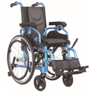 Esta silla de ruedas infantil de aluminio autopropulsable es muy completa. Puede utilizarse tanto en el interior como en el exterior. El usuario puede sentarse en ella para que lo trasladen utilizando las empuñaduras o puede desplazarse por sí mismo utilizando los aros de las ruedas traseras.