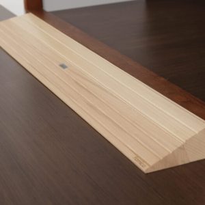 Esta práctica rampa de madera es ideal para interiores.