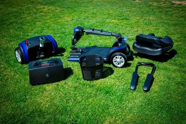 Puedes desmontar el scooter Vento en 5 partes sin necesidad de herramientas facilita su transporte y almacenamiento. La pieza más pesada tiene un peso de solo 16 kg, lo que permite cargarlo y guardarlo cómodamente en maleteros de coches o espacios pequeños.