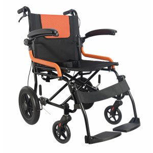 Silla de ruedas de transporte super estrecha y ligera Diseñada para espacios reducidos, la 5300X ofrece gran maniobrabilidad y comodidad. Con asiento de 43 cm, su ancho total es de solo 58 cm; y con asiento de 46 cm, alcanza los 61 cm. Ideal para interiores, fácil de plegar y transportar, con brazos abatibles y frenos de maneta para mayor seguridad.