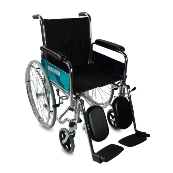 Silla de ruedas plegable con estructura de acero resistente, ancho total de 63 cm y capacidad para soportar hasta 100 kg. Cuenta con reposapiés elevables y desmontables, ruedas grandes macizas y reposabrazos acolchados. Fácil de plegar y transportar, ideal para personas con movilidad reducida.