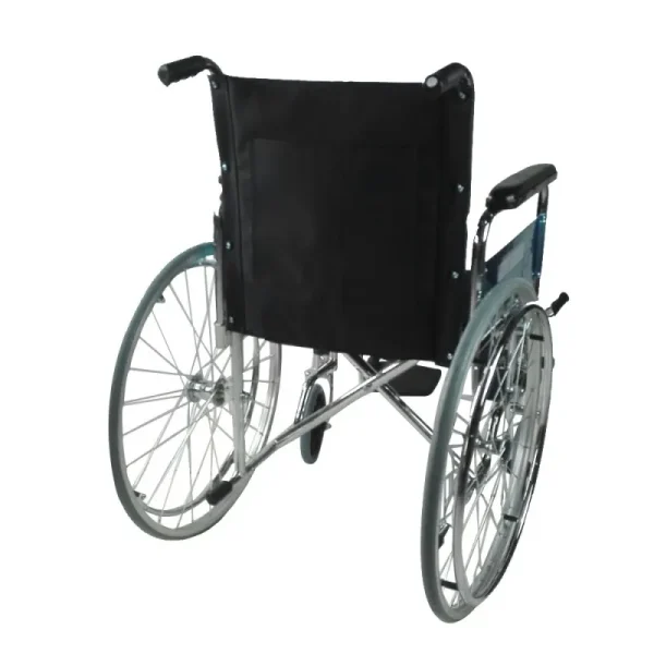 Ruedas traseras grandes y macizas que facilitan la movilidad en diferentes tipos de terreno sin preocuparse por pinchazos. Frenos manuales accesibles, situados junto a las ruedas traseras para una sujeción segura en cualquier momento.